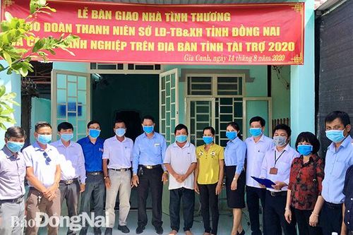 Trao, sửa nhà cho người có uy tín và thanh niên thực hiện nghĩa vụ quân sự