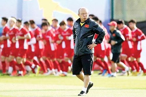 HLV Park Hang-seo: Không 'xay lúa' đành 'bồng em'