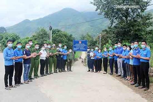 Huyện Đoàn Phù Yên: Bàn giao công trình 'Ánh sáng bản làng' tại xã Tân Lang