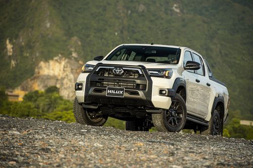 Toyota Hilux 2020 cập bến thị trường Việt Nam: thêm trang bị, giá từ 628 triệu đồng