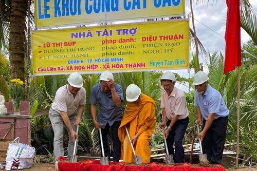 Khởi công xây cầu nông thôn, hỗ trợ sửa 'mái ấm'