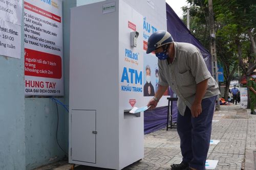 ATM khẩu trang miễn phí cho người nghèo ở Q.Tân Phú