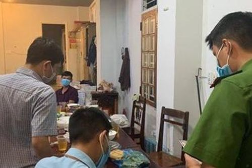 Rủ nhau ăn nhậu trong mùa dịch, 7 người bị xử phạt 35 triệu đồng