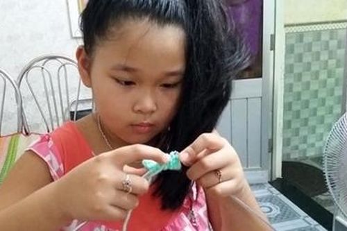Cô bé 8 tuổi tự tay đan tai giả, viết thư động viên những 'thiên thần áo trắng'