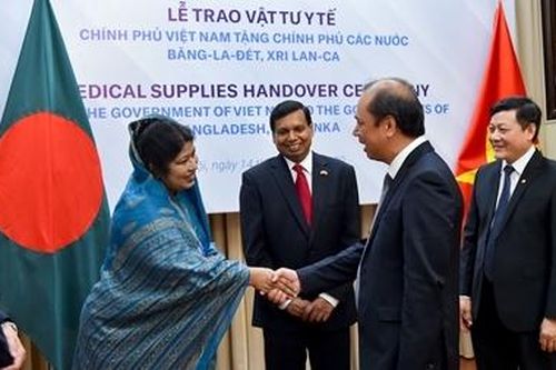 Trao tặng vật tư y tế trị giá 60.000 USD hỗ trợ Bangladesh, Sri Lanka chống COVID-19