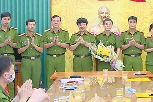 Trao thưởng cho Ban chuyên án bắt giữ đối tượng mua bán, vận chuyển 10 nghìn viên MTTH