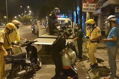 Chưa có bằng lái bị giữ xe, thiếu niên 15 tuổi khóc lóc xin tha vì sợ gia đình la mắng