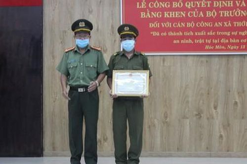 Trao bằng khen của Bộ trưởng Bộ Công an cho công an viên xuất sắc