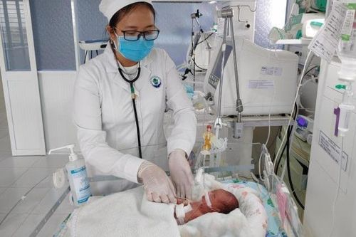 Cứu sống bé gái sinh non nặng 800 gram bị thủng ruột