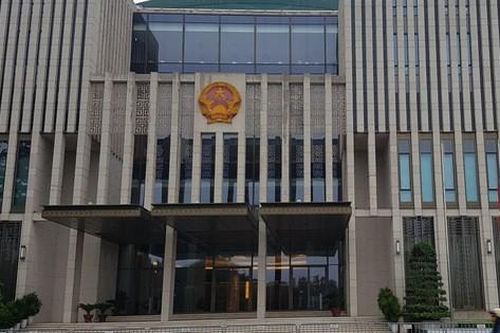Hình ảnh cờ rủ Quốc tang nguyên Tổng Bí thư Lê Khả Phiêu khắp Thủ đô Hà Nội
