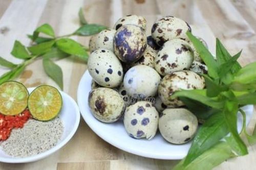 Hết ngại luộc và bóc vỏ trứng cút vì có 2 cách cực đơn giản dưới đây giúp trứng vừa nhanh chín vừa tự bong vỏ.