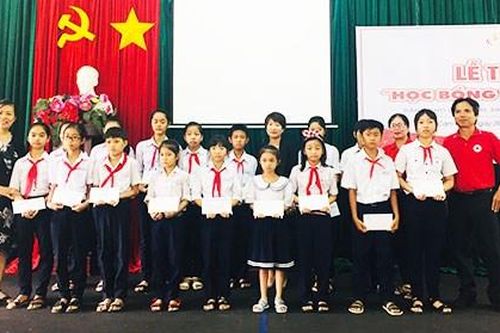 Khánh Hòa: Trao học bổng cho học sinh, sinh viên nghèo hiếu học