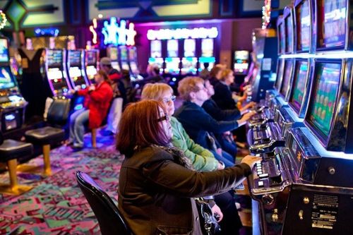 Bé gái 12 tuổi bị bắt khi được mẹ đưa vào casino đánh bạc ở Australia