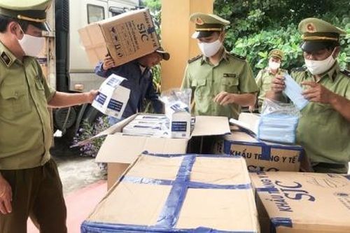 Chặn ôtô chở 390.000 khẩu trang không rõ nguồn gốc