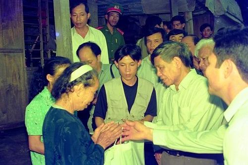 Nhớ lần nguyên Tổng Bí thư Lê Khả Phiêu về thăm bà con bị lũ lụt ở Quảng Trị
