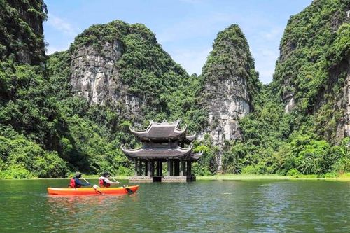 Chèo thuyền kayak ngắm cảnh Tràng An