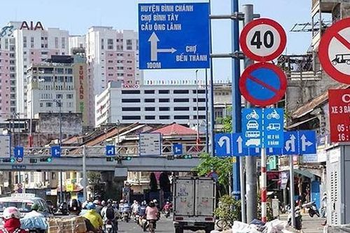 Hai bộ cùng muốn 'quản' biển báo giao thông