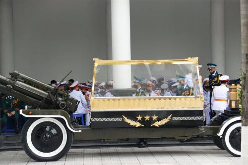 Uy nghiêm cỗ linh xa chở linh cữu nguyên Tổng Bí thư Lê Khả Phiêu