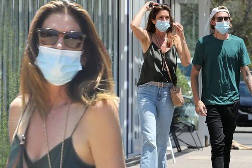 Huyền thoại làng mốt Cindy Crawford gây 'sốt' với quần ống loe trẻ trung trên phố