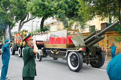 Cỗ linh xa lăn bánh trên đường phố Hà Nội