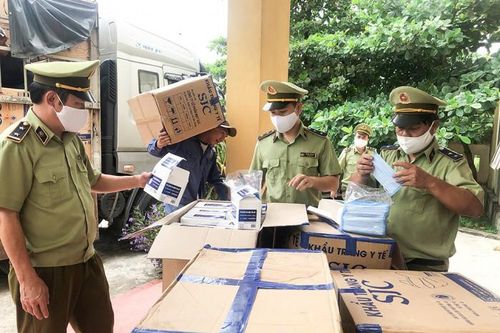 Bắt giữ xe tải chở gần 400.000 khẩu trang không rõ nguồn gốc