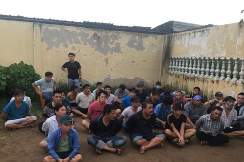 Bắt giữ 39 con bạc trong sới gà ven Sài Gòn