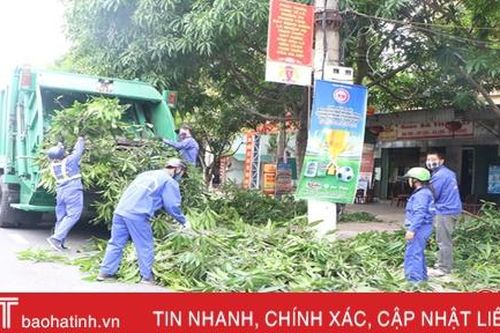 Thành phố Hà Tĩnh cắt tỉa gần 15.000 cây xanh trước mùa mưa bão