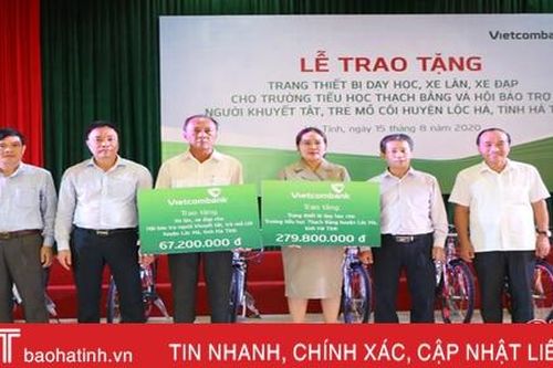Vietcombank Hà Tĩnh trao tặng 350 triệu đồng cho công tác an sinh xã hội ở Lộc Hà