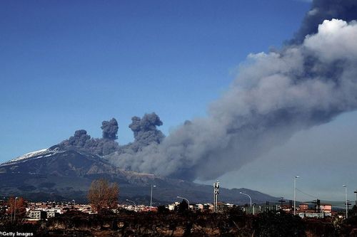 Italy: Núi lửa Etna 'thức giấc,' phun tro bụi khắp đảo Sicily