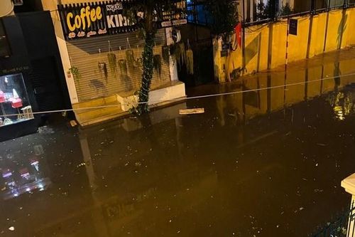 Nỗi lo ngập úng do bục bệ vỉa hè 'đè' rãnh thoát nước ở Hà Nội