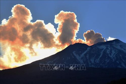 Núi lửa Etna 'thức giấc', phun tro bụi khắp đảo Sicily, Italy