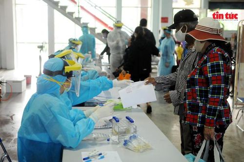 Thành phố Hồ Chí Minh hoàn tất việc lấy mẫu xét nghiệm tầm soát người về từ Đà Nẵng