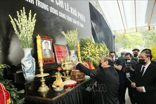 Lễ an táng nguyên Tổng Bí thư Lê Khả Phiêu tại Nghĩa trang Mai Dịch, Hà Nội
