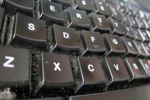 Mách bạn cách vệ sinh bàn phím máy tính đơn giản và hiệu quả nhất