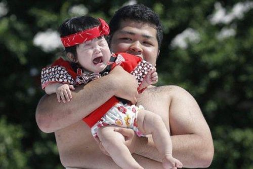 Ép trẻ khóc thật to để cầu may