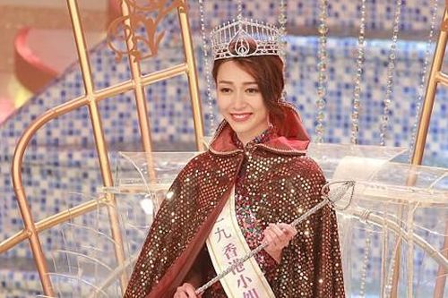 Đương kim Hoa hậu Hồng Kông thất nghiệp, đi cắt tỉa lông cho thú cưng