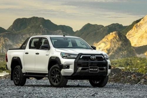 Lăn bánh bán tải Toyota Hilux 2020 vừa ra mắt tốn bao nhiêu?