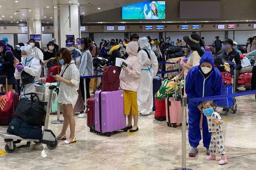 Đưa gần 240 công dân Việt Nam từ Philippines về nước an toàn