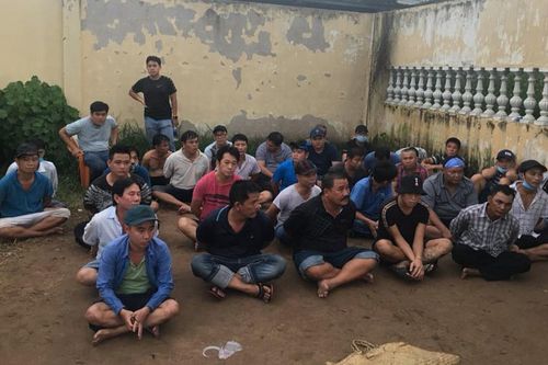 Phá trường gà 'khủng' ven Sài Gòn giữa mùa dịch COVID-19