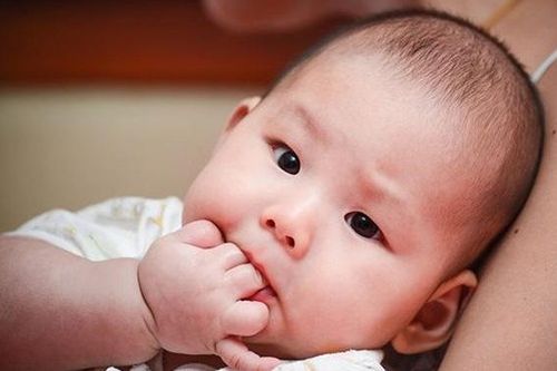 Mẹ mừng rơn khi con dưới 1 tuổi làm được 4 hành động