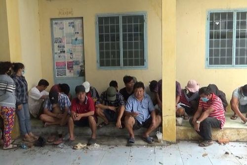 Hàng chục đối tượng tham gia đá gà, lắc tài xỉu ăn tiền