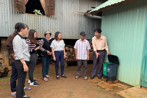 Chư Păh: Bàn giao mô hình chuồng trại chăn nuôi hợp vệ sinh và thu gom rác thải