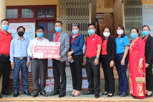 Trao quà cho người dân vùng khó Hướng Tân
