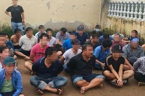 Tụ tập hàng chục người đá gà ăn tiền