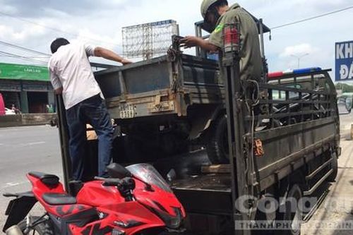 Mô tô phân khối lớn tông xe ba gác, 1 người văng xa cả chục mét