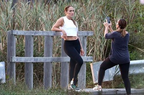 Jennifer Lopez khoe thân hình săn chắc, thon gọn ở tuổi 51