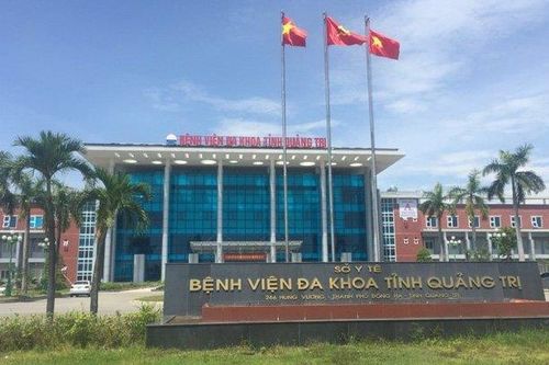 Người phụ nữ mang giường đến trụ sở xã gây rối vì bị yêu cầu cách ly 14 ngày