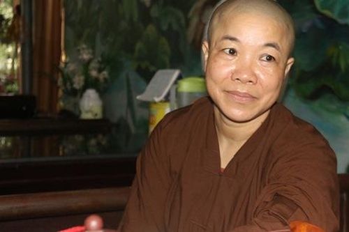 Ni sư nhận nuôi cô bé cá tính, một năm bị trường mời lên 4 lần