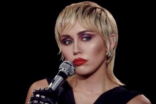 Bật mí những điều ít ai biết về MV 'Midnight Sky' từ admin fanpage Miley Cyrus Vietnam