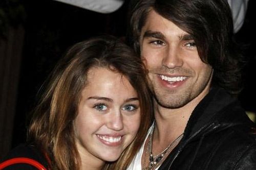 Miley Cyrus - ca sĩ có sở thích yêu ngắn ngủi, tình trường phức tạp